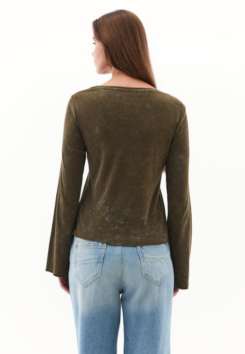 Yıkamalı Tişört ve Denim Pantolon Kombini