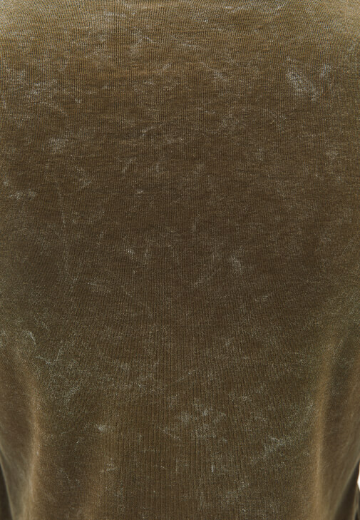 Yıkamalı Tişört ve Denim Pantolon Kombini