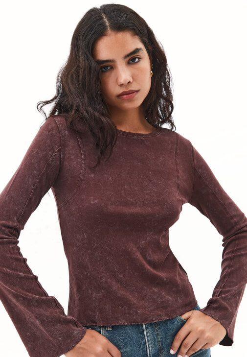 Yıkamalı Tişört ve Bootcut Pantolon Kombini