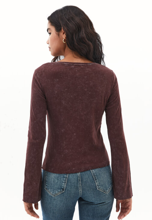 Yıkamalı Tişört ve Bootcut Pantolon Kombini