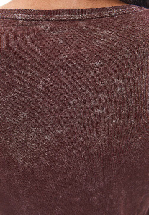 Yıkamalı Tişört ve Bootcut Pantolon Kombini