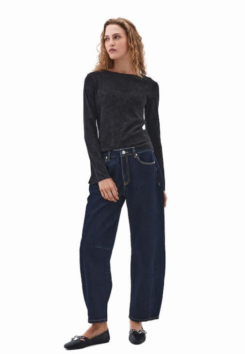 Yıkamalı Tişört ve Barrel-Fit Pantolon Kombini