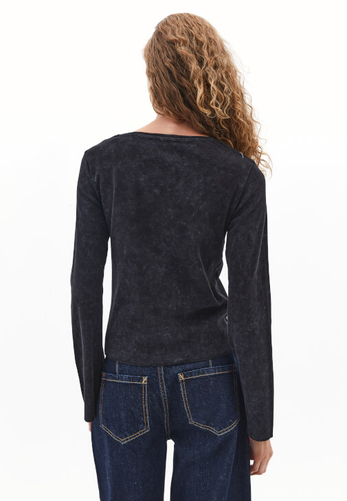 Yıkamalı Tişört ve Barrel-Fit Pantolon Kombini