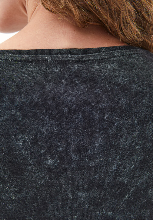 Yıkamalı Tişört ve Barrel-Fit Pantolon Kombini