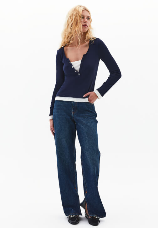 Pamuklu Tişört ve Straight-Fit Denim Kombini