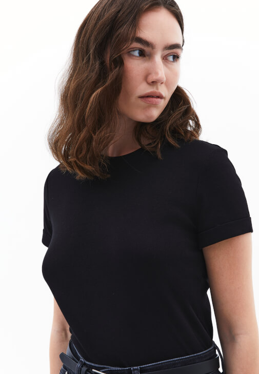 Pamuklu Tişört ve Dar Paça Pantolon Kombini