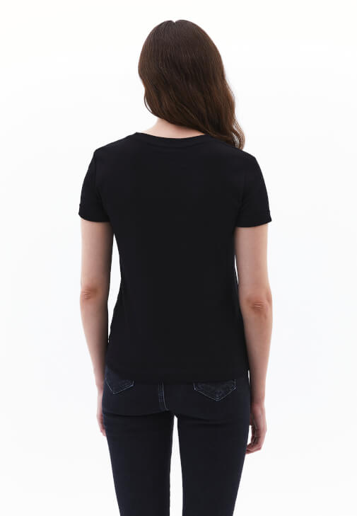 Pamuklu Tişört ve Dar Paça Pantolon Kombini