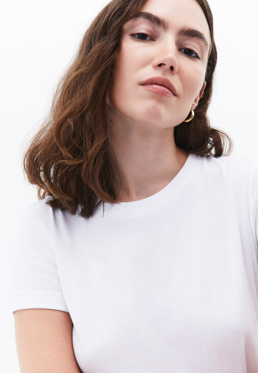 Sıfır Yaka Pamuklu Tişört ve Denim Pantolon Kombini