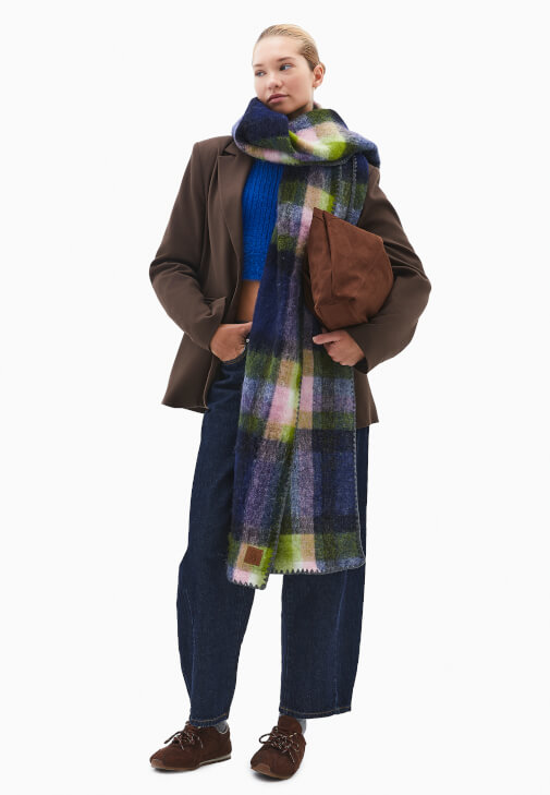  Crop Kazak ve Barrel-Fit Pantolon Kombini