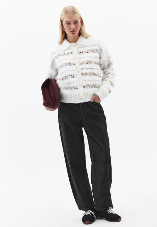  Düğmeli Hırka ve Kadife Pantolon Kombini