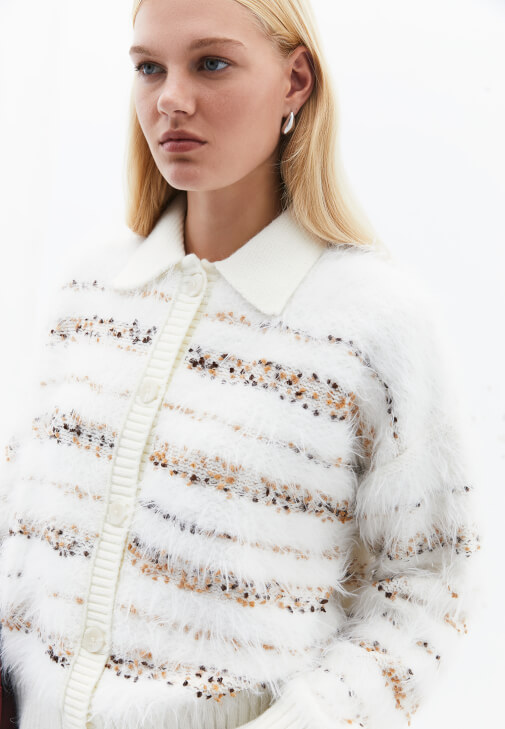 Düğmeli Hırka ve Kadife Pantolon Kombini