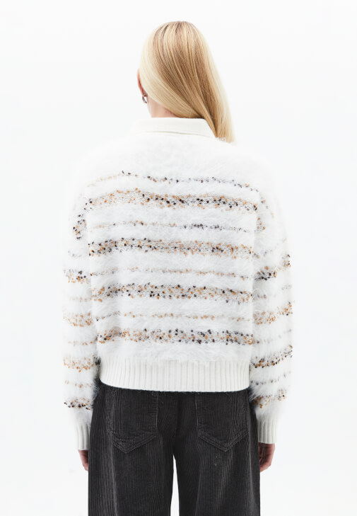 Düğmeli Hırka ve Kadife Pantolon Kombini