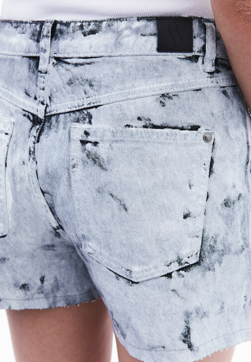 Denim Şort ve Pamuklu Atlet Kombini