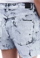 Denim Şort ve Pamuklu Atlet Kombini