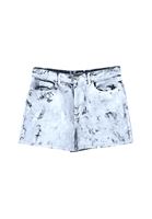 Denim Şort ve Pamuklu Atlet Kombini