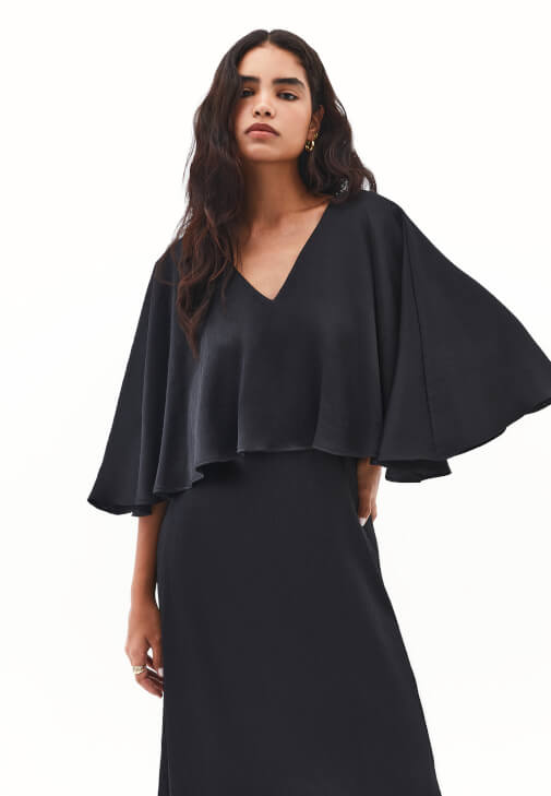 Pelerinli Saten Elbise ve Topuklu Terlik Kombini