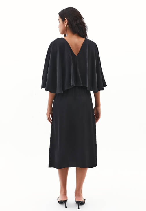 Pelerinli Saten Elbise ve Topuklu Terlik Kombini