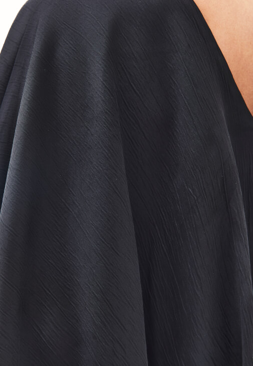 Pelerinli Saten Elbise ve Topuklu Terlik Kombini