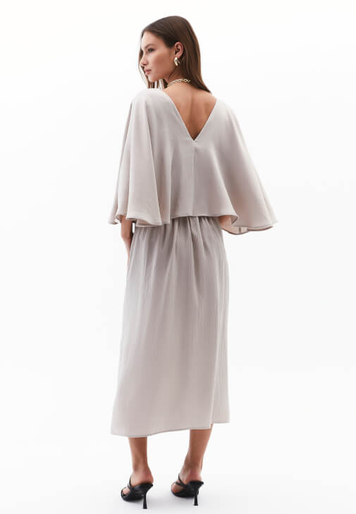 Uzun Saten Elbise ve Topuklu Terlik Kombini