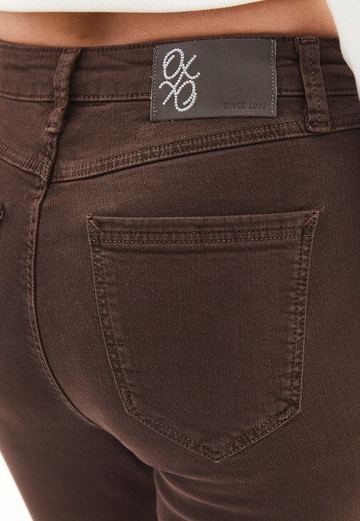 Skinny-Fit Pantolon ve Düğmeli Tişört Kombini