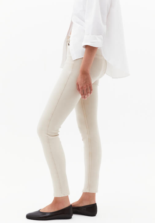 Skinny-Fit Pantolon ve Slim-Fit Gömlek Kombini