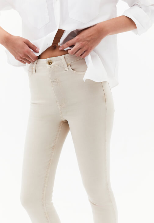 Skinny-Fit Pantolon ve Slim-Fit Gömlek Kombini