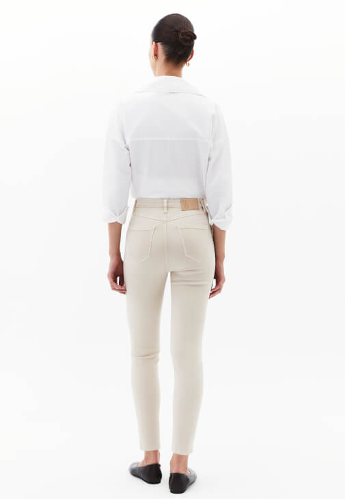 Skinny-Fit Pantolon ve Slim-Fit Gömlek Kombini