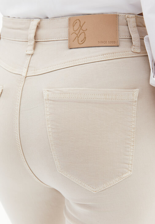 Skinny-Fit Pantolon ve Slim-Fit Gömlek Kombini