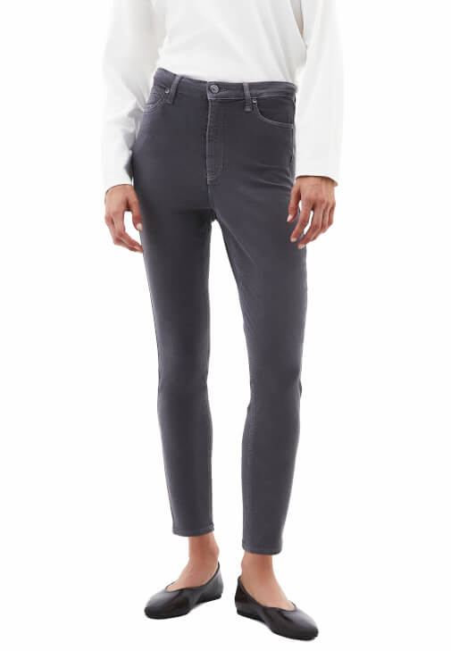 Skinny-Fit Pantolon ve Bot Yaka Tişört Kombini