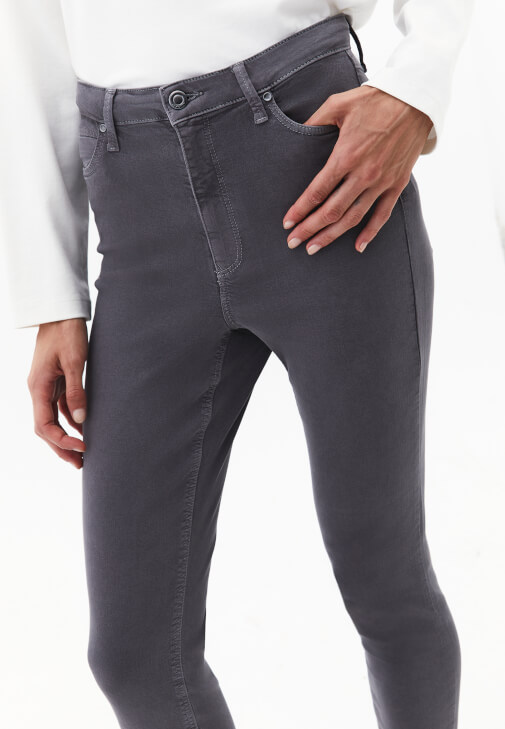 Skinny-Fit Pantolon ve Bot Yaka Tişört Kombini