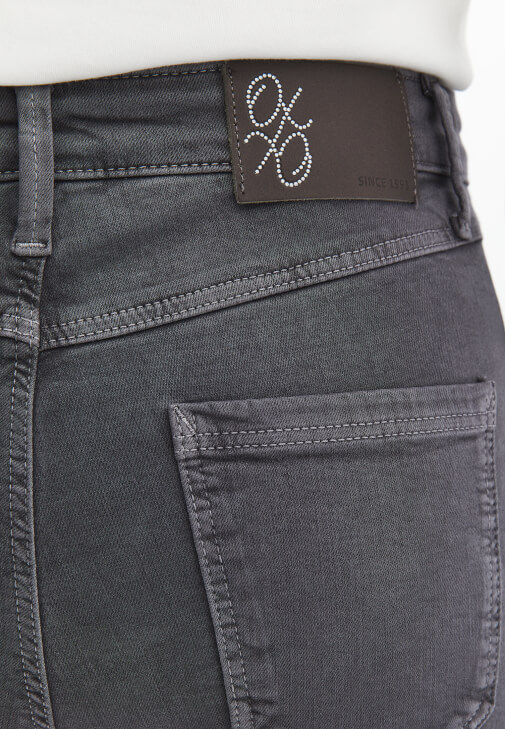 Skinny-Fit Pantolon ve Bot Yaka Tişört Kombini