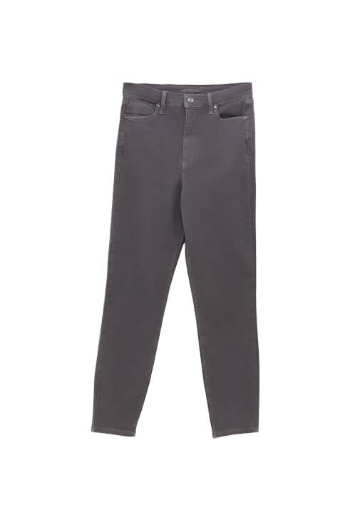 Skinny-Fit Pantolon ve Bot Yaka Tişört Kombini