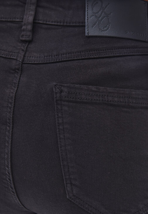 Skinny-Fit Pantolon ve U Yaka Atlet Kombini