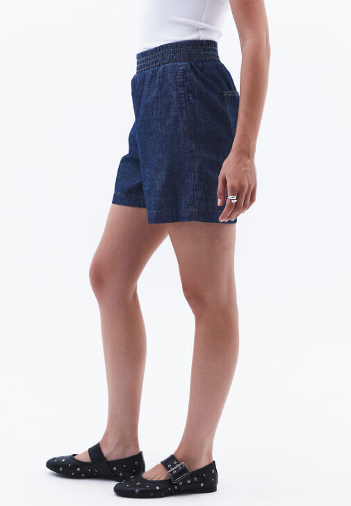 Denim Şort ve Pamuklu Halter Yaka Atlet Kombini