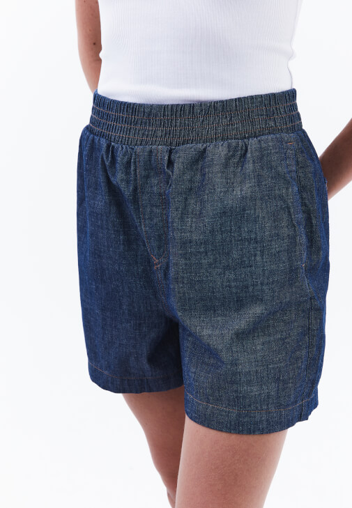 Denim Şort ve Pamuklu Halter Yaka Atlet Kombini