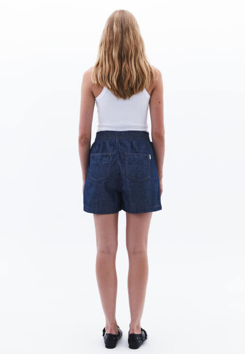 Denim Şort ve Pamuklu Halter Yaka Atlet Kombini