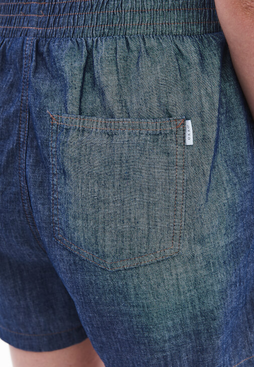 Denim Şort ve Pamuklu Halter Yaka Atlet Kombini