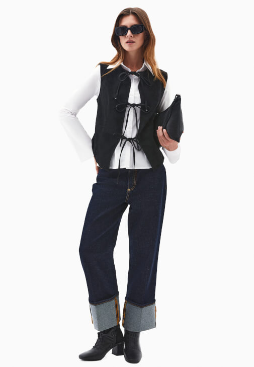 Süet Yelek ve Straight-Fit Pantolon Kombini