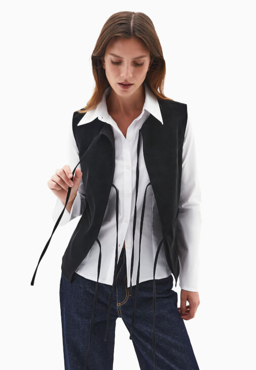 Süet Yelek ve Straight-Fit Pantolon Kombini