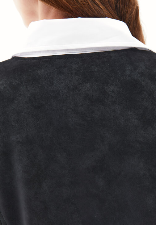 Süet Yelek ve Straight-Fit Pantolon Kombini