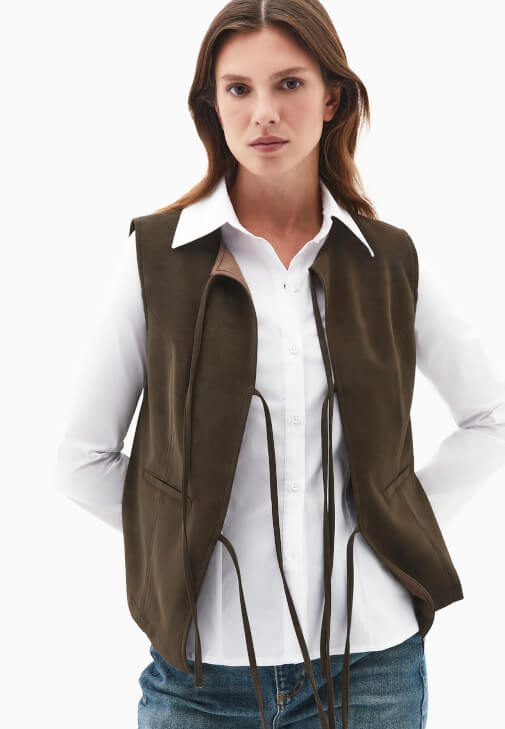 Süet Yelek ve Bootcut Denim Kombini