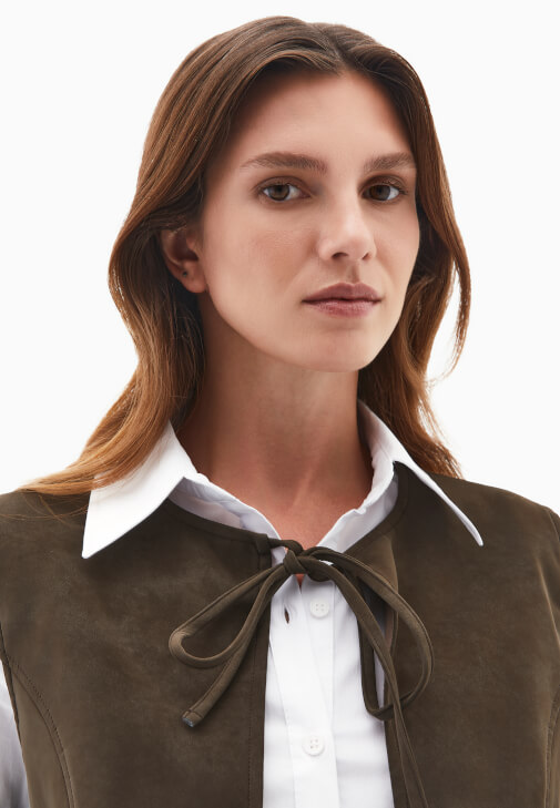 Süet Yelek ve Bootcut Denim Kombini