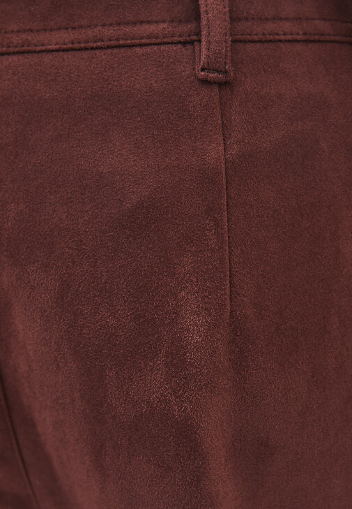 Süet Pantolon ve Triko Kazak Kombini