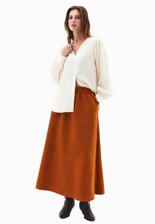 Süet Etek ve Modal Gömlek Kombini