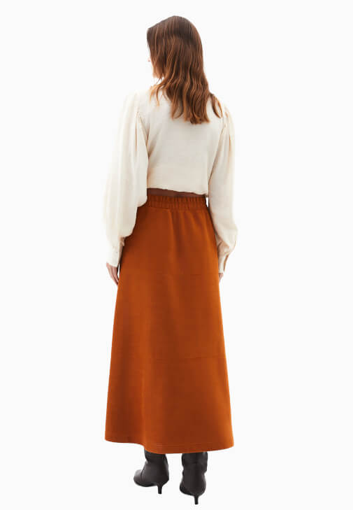 Süet Etek ve Modal Gömlek Kombini