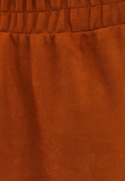 Süet Etek ve Modal Gömlek Kombini