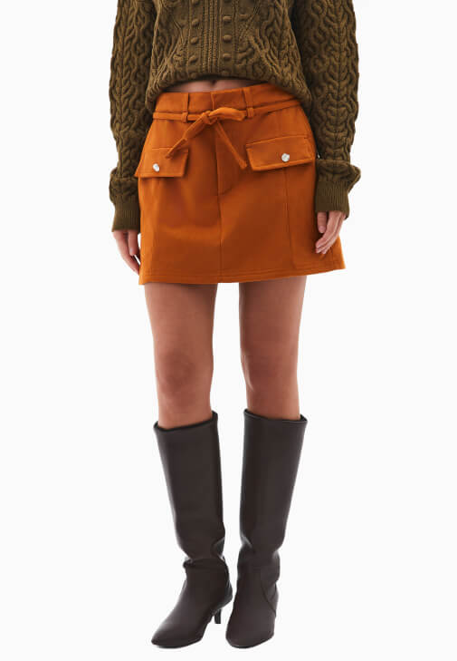 Süet Mini Etek ve Örgülü Kazak Kombini