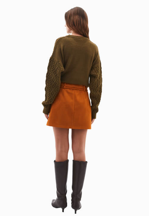 Süet Mini Etek ve Örgülü Kazak Kombini