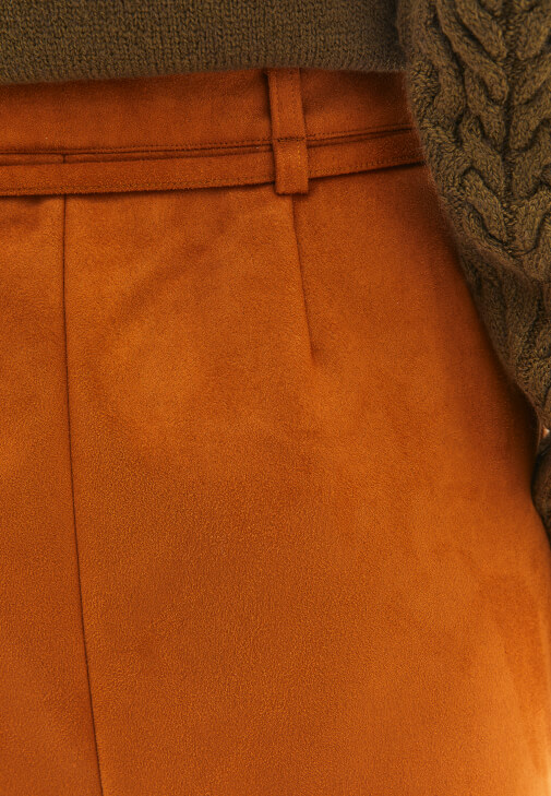 Süet Mini Etek ve Örgülü Kazak Kombini