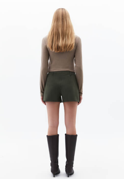 Süet Şort ve Düğmeli Bluz Kombini